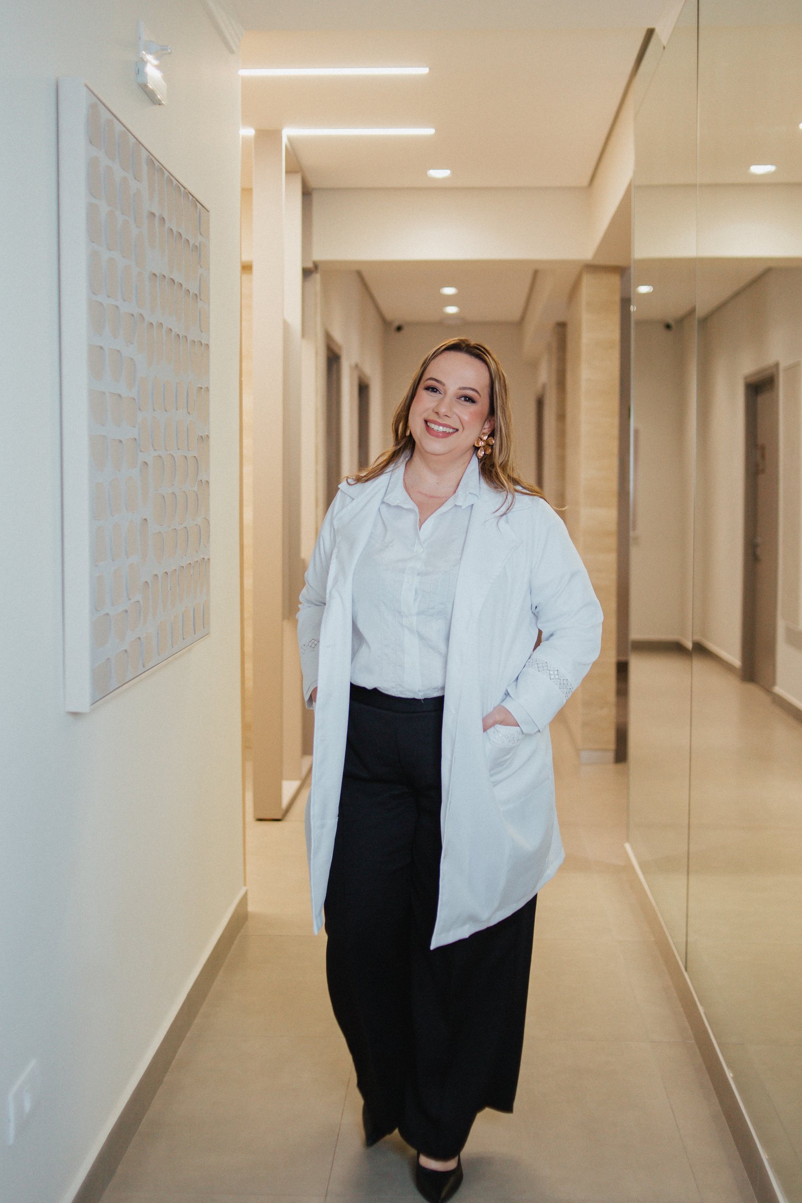 Dra. Carla Navarchi em seu consultório